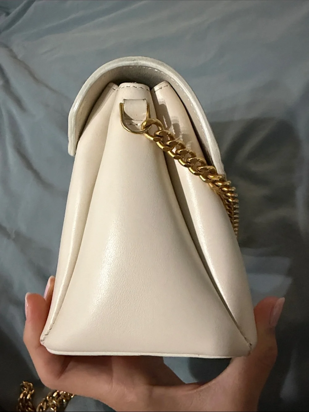 Elegant Cream Crossbody with Gold Chain and Textured Flap